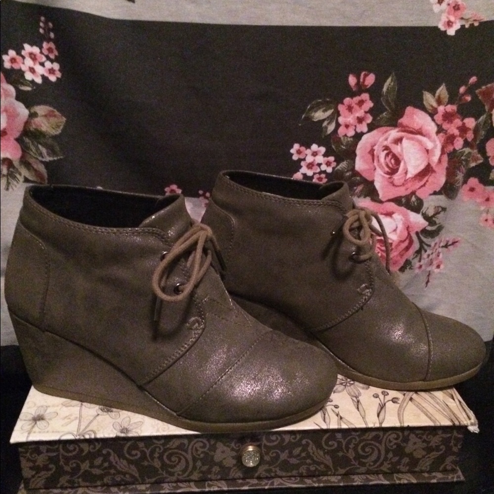 Toms size 7 wedges